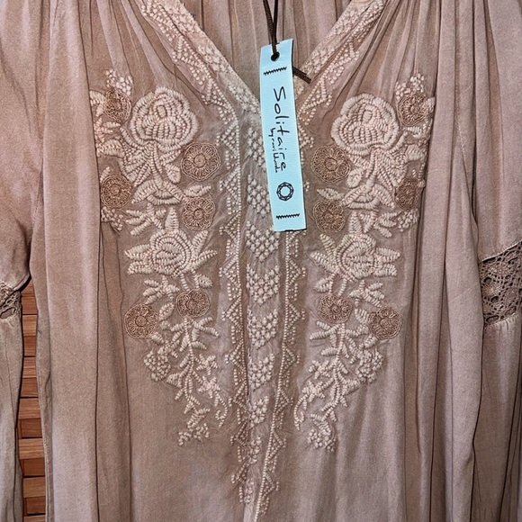 Solitaire NWT Embroidered Top - Picture 3 of 8